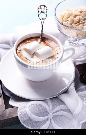 Cioccolata calda con marshmallows in tazza, il colore di sfondo di legno Foto Stock
