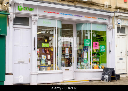 Intorno al Clifton Downs area di Bristol una carità Oxfam Shop Foto Stock