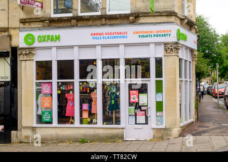 Intorno al Clifton Downs area di Bristol una carità Oxfam Shop Foto Stock