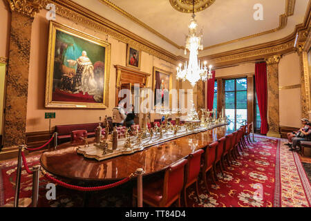 Londra 15 Giugno 2019 La sala da pranzo, che è stato completato nel 1819 e faceva parte di una nuova storia di tre estensione di Apsley House. Questa è stata la prima grande opera dell'architetto Benjamin Dean Wyatt in Apsley House e Wellington ha dato la sua propria appartamenti privati al di sotto della sala da pranzo e sulla terza storia erano due nuove camere, tutte collegate da un backstairs.Paolo Quezada-Neiman/Alamy Live News Credito: Paolo Quezada-Neiman/Alamy Live News Credito: Paolo Quezada-Neiman/Alamy Live News Foto Stock