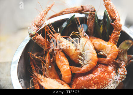 Frutti di mare crostacei con il vapore gamberi cozza granchio bollito in hot pot Foto Stock