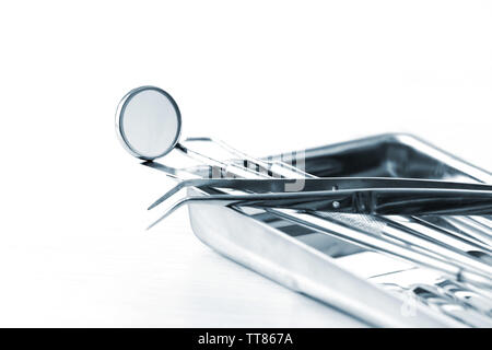 Dentista strumenti nella barra in metallo isolato su bianco Foto Stock