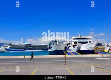 Corfù nuova porta,traghetti in attesa di carico,Corfu, isole Ionie, Grecia Foto Stock