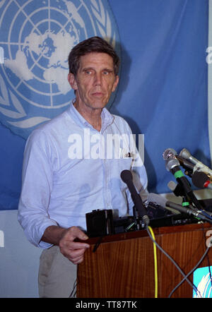 3 novembre 1993 ambasciatore statunitense Robert Oakley, l'Inviato Speciale per la Somalia, al briefing alla stampa in UNOSOM HQ, Mogadiscio. Foto Stock