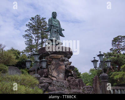 Una statua di Yamato Takeru in il Kenroku-en o i sei attributi Giardino a Kanazawa, Giappone. Foto Stock