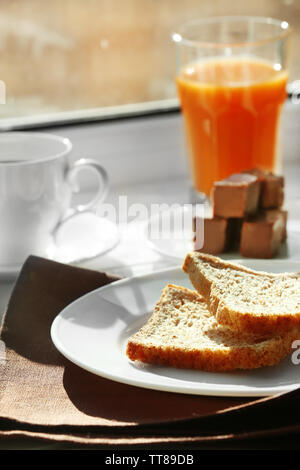 La deliziosa prima colazione sul davanzale sfondo Foto Stock