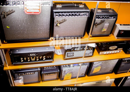 Chitarra elettrica amplificatori al music store Foto stock - Alamy