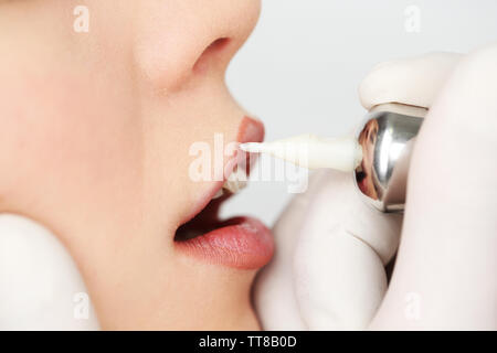 Cosmetologo rendendo trucco permanente, close up Foto Stock