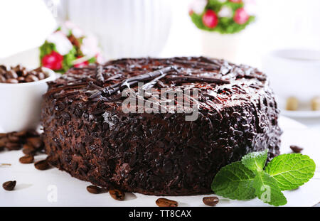 Gustosa torta al cioccolato con la menta sulla tavola da vicino Foto Stock