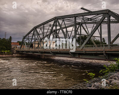 Baldwinsville, New York, Stati Uniti d'America. Giugno 15, 2019. Ponte sul Fiume Seneca nel centro cittadino di Baldwinsville, New York su un nuvoloso mattina di primavera Foto Stock