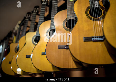 Classica chitarre spagnole sulla parete di un negozio di musica in vendita Foto Stock