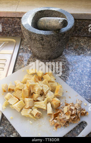 Formaggio pecorino tagliato a pezzi e pronto per essere grattugiato Foto Stock