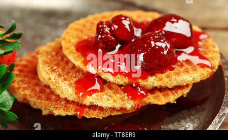 Wafers con confettura di fragole e bacche sul vassoio da vicino Foto Stock