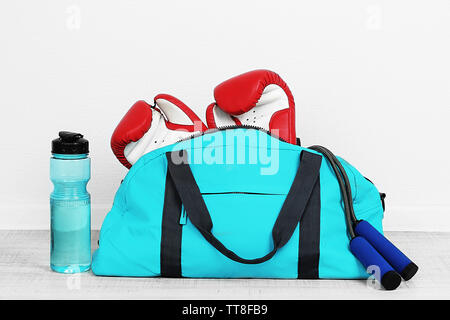 Borsa sportiva con attrezzature sportive in camera Foto Stock