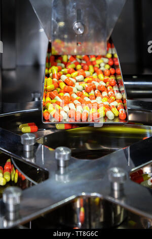 Farmacia Medicina pillola di capsule in linea di produzione in fabbrica medica. Il fuoco selettivo. Foto Stock