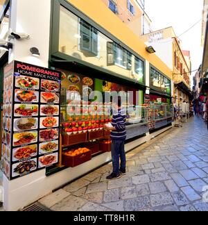 Corfu Old Town,menu foto board,melograno,melagrane,outdoor display,street display,CORFU, ISOLE IONIE,Grecia,isole Grrek,tourist taverna, Foto Stock