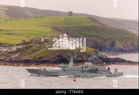 Crosshaven, Cork, Irlanda. 14 Giugno, 2019. Irish navi militari, LÉ George Bernard Shaw, passando Roches Point Lighthouse nel tornare a casa dopo aver patr Foto Stock