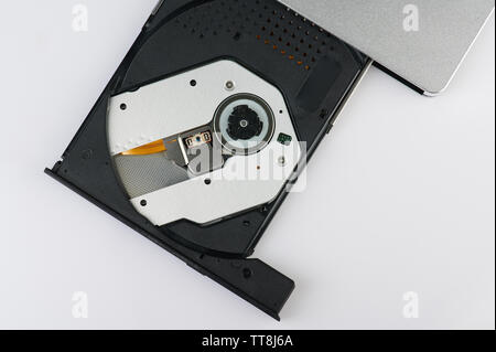 Unità CD esterna reader per computer portatile isolato su sfondo bianco Foto Stock