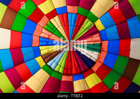 Guardando verso l'alto all'interno di una mongolfiera Foto Stock