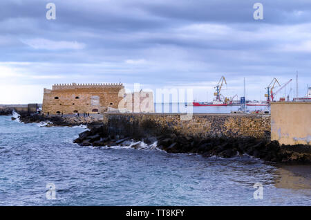 Fortezza Koules, Creta - Grecia. Fortezza Koules (Castello a Mare) al vecchio porto veneziano nella città di Heraklion al tramonto del tempo con cielo molto nuvoloso Foto Stock