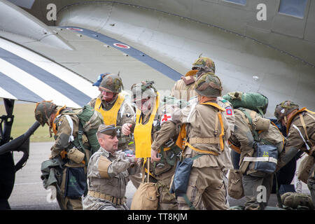 Rievocazione dei paracadutisti la preparazione a Duxford 05/06/19 Foto Stock