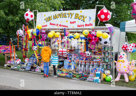 Un giocattolo novità negozio di stallo a Leyland Park Festival di Leyland, Lancashire, Regno Unito Foto Stock