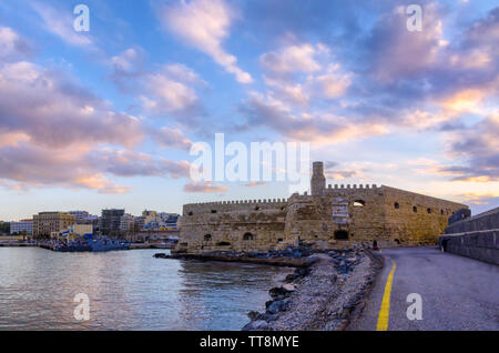 Kules Rocca , Heraklion - Creta / Grecia. Colorato tramonto sul vecchio porto veneziano della città di Heraklion. Cielo nuvoloso, castello a mare, Candia Foto Stock