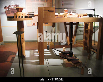 REPLICA DELLA MACCHINA ALL'interno del Museo di Leonardo, Vinci, Italia Foto Stock