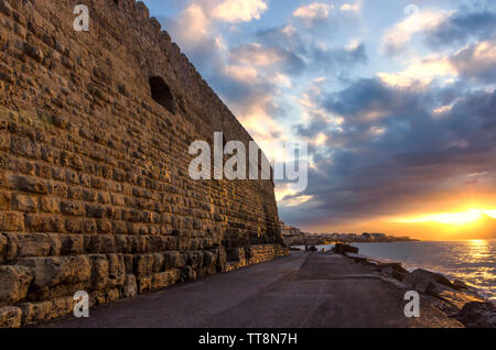 Fortezza Koules, Creta - Grecia. Tramonto con colorati cielo nuvoloso al vecchio porto veneziano nella città di Heraklion. Sun riflessioni sul mare Foto Stock
