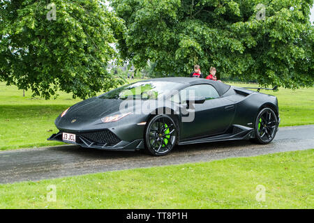 Lamborghini Aventador V12 è un'auto sportiva a motore medio prodotta dal costruttore automobilistico italiano Lamborghini. Foto Stock