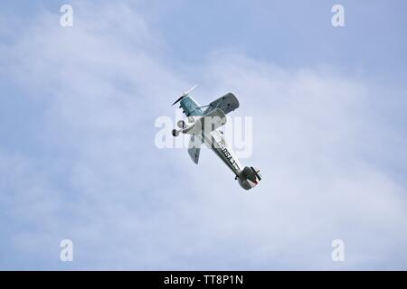 Bücher Jungmann G-BSAJ in occasione delle Olimpiadi di Berlino del 1936 schema colori volare alla Shuttleworth battenti Airshow Festival il 2 ° giugno 2019 Foto Stock