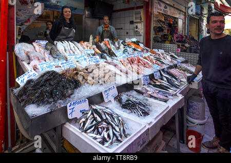 Heraklion, Creta / Grecia. Pesce fresco sul contatore presso un negozio di pesce nel mercato centrale della città di Heraklion. Cordiale e sorridente persone Foto Stock