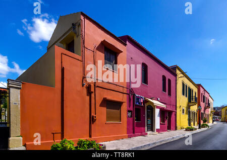 Archanes, isola di Creta / Grecia. La colorata Vecchia case tradizionali in Archanes città sotto il sole luminoso Foto Stock