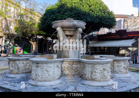 Heraklion, Creta / Grecia. La fontana Morosini (il cosiddetto Lions Fontana a piazza Kallergon nella città di Heraklion. Fontana veneziana con quattro leoni Foto Stock