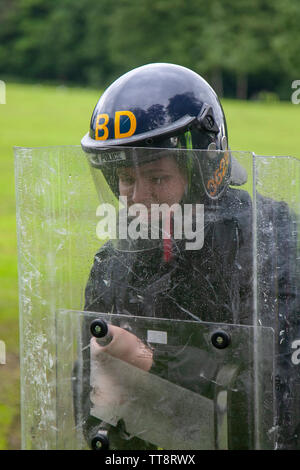 Poliziotta con scudo antisommossa, Lancashire Constabulary, Leyland, Regno Unito Foto Stock