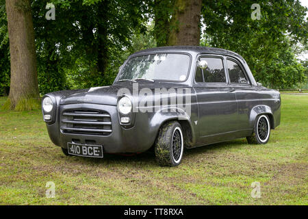 1962 Sessanta grigio Ford 100E popolare 1700cc berlina; vintage, vecchio classico da collezione auto veterani, classici al festival estivo di Leyland. Foto Stock