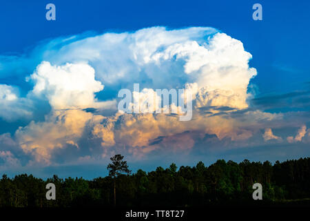 Un thunderhead di cloud si avvicina a distanza Foto Stock