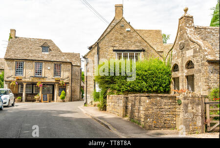 Il Bear Inn e la vecchia prigione pubblica a Bisley un pittoresco villaggio Costwold, Gloucestershire, Regno Unito Foto Stock