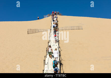 Dune di Pilat, Francia - settembre 10,2018: persone salendo la Dune du Pilat, Aquitaine, Francia Europa Foto Stock