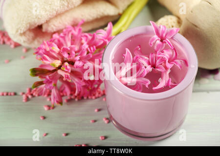 Bellissima spa composizione con fiori di giacinto, close up Foto Stock