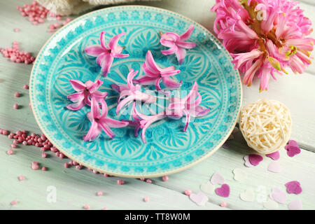 Bellissima spa composizione con fiori di giacinto, close up Foto Stock