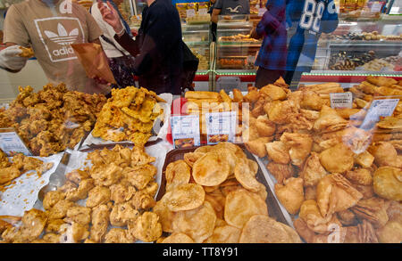 Londra Inghilterra Brick Lane il cibo indiano VETRINA CON DAAL PURI PANEER rotoli samosa vegetali pollo tikka e altri per la vendita Foto Stock