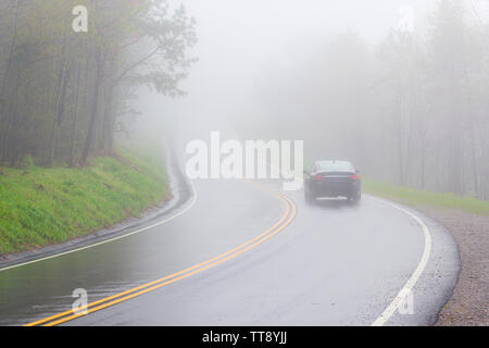 Inquadratura orizzontale di una vettura di scomparire nella fitta Smoky Mountain nebbia con copia spazio. Foto Stock