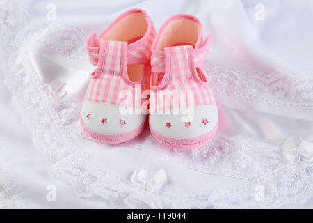 Stivaletti su sfondo di stoffa Foto Stock