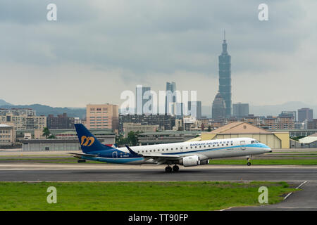 TAIPEI, Taiwan - 18 Maggio 2019: Mandarin Airlines Embraer ERJ-190-100 sbarco al Taipei Aeroporto Songshan di Taipei, Taiwan. Foto Stock