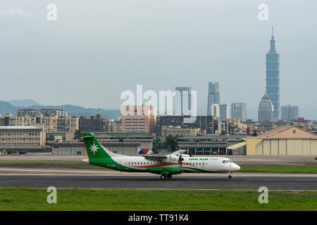 TAIPEI, Taiwan - 18 Maggio 2019: UNI Air ATR ATR-72-600 sbarco al Taipei Aeroporto Songshan di Taipei, Taiwan. Foto Stock