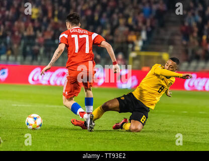 Bruxelles, Belgio - 21 Marzo 2019. Belgio nazionale di calcio centrocampista Youri Thielemans combattere contro la Russia team nazionale centrocampista Aleksa Foto Stock