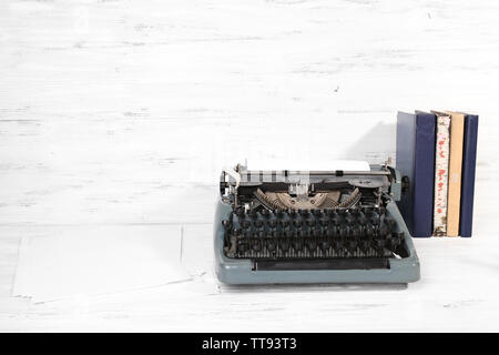 Retrò i nastri inchiostratori per macchine da scrivere su sfondo di legno Foto Stock