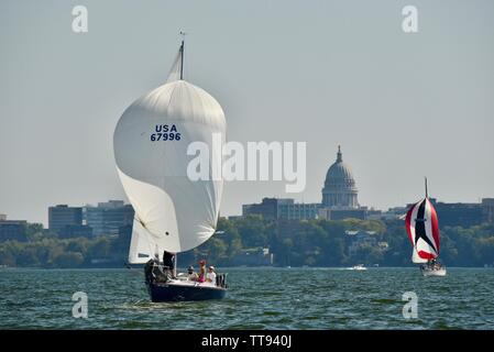 Barca a vela sul lago Mendota, con spinnaker fino a cogliere il vento, con Capitol Building in background, Madison, Wisconsin, STATI UNITI D'AMERICA Foto Stock