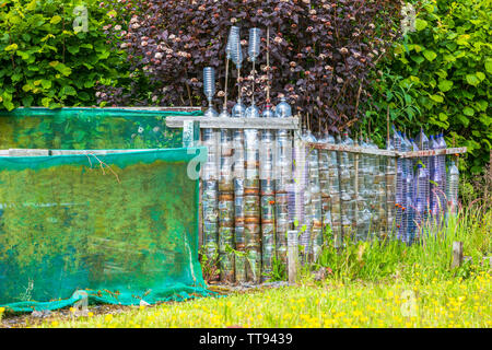 Giardino recinto perimetrale realizzata in plastica utilizzate bottiglie di bevande, Eglinton assegnazioni di coltivatori, Kilwinning, Ayrshire, in Scozia Foto Stock